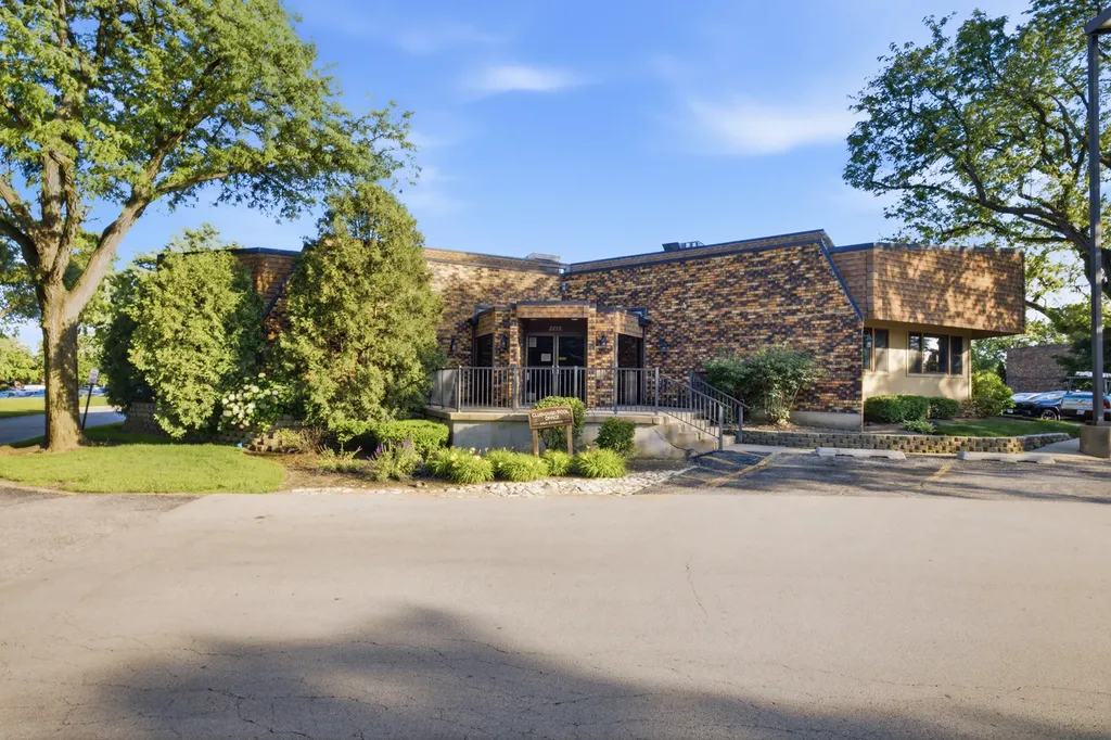 2013 Country Club Drive Woodridge IL 60517