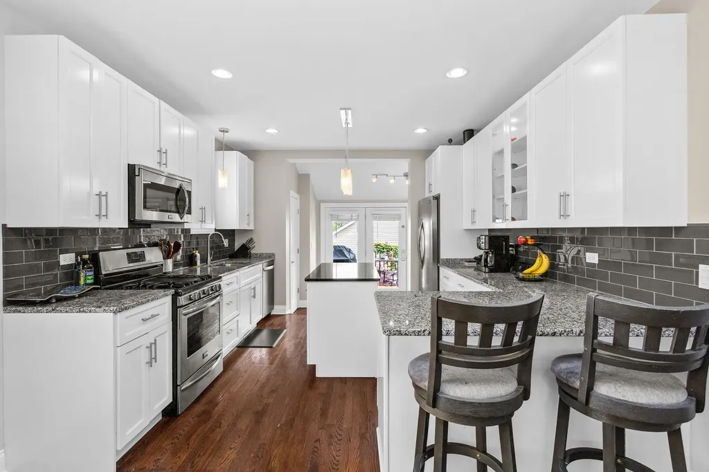 5654 West Cornelia Avenue Chicago IL 60634