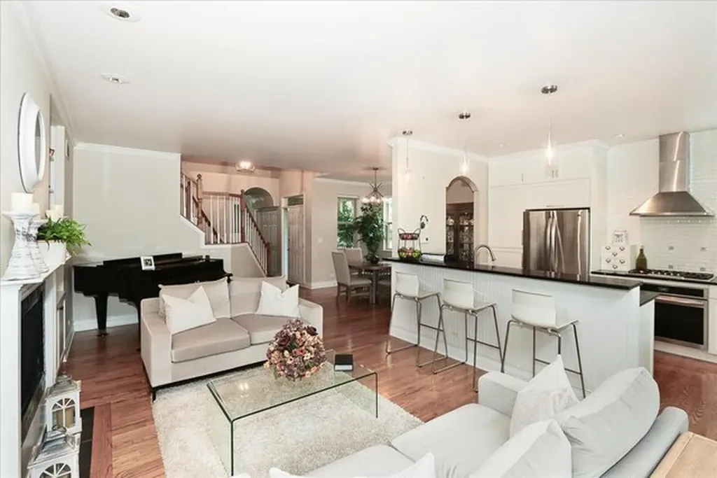 768 Saint Johns Place Addison IL 60101