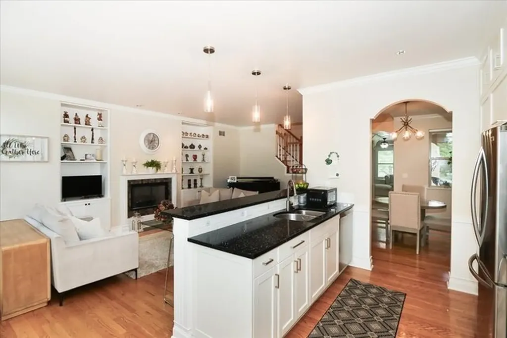 768 Saint Johns Place Addison IL 60101