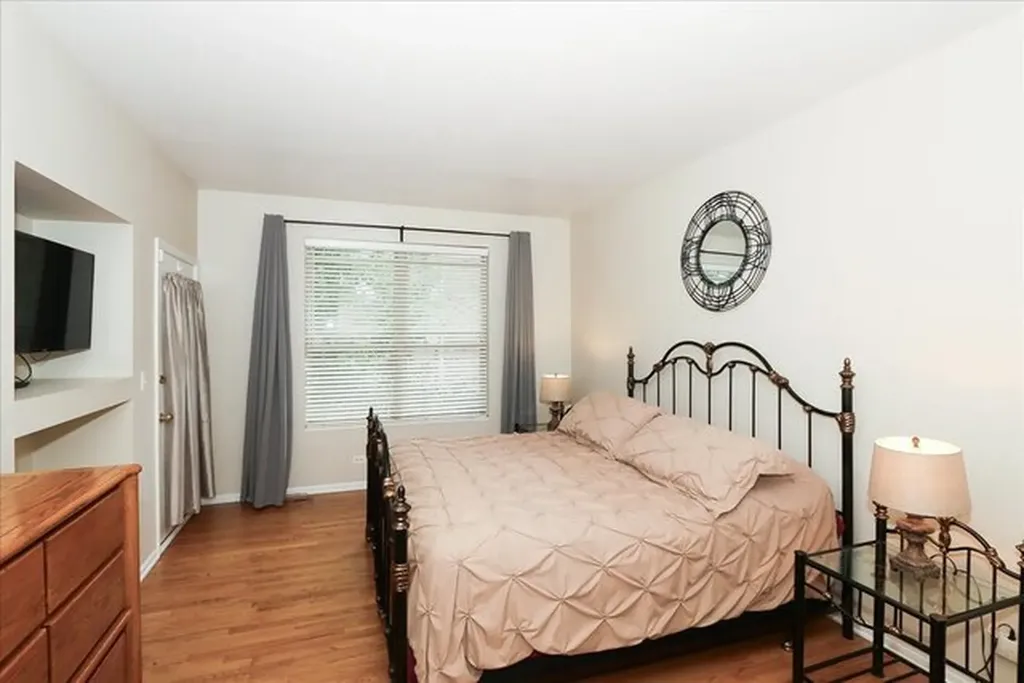 768 Saint Johns Place Addison IL 60101