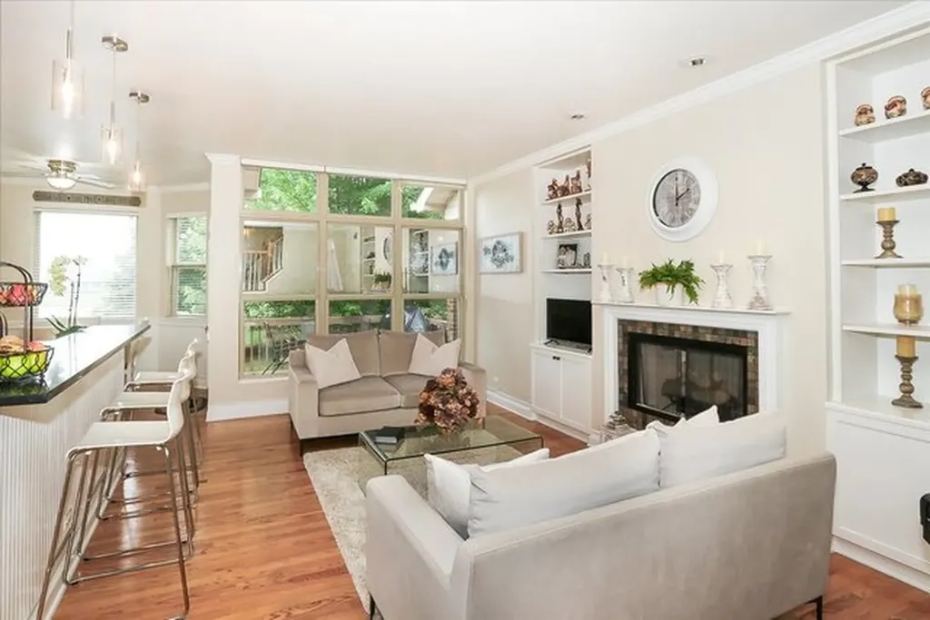 768 Saint Johns Place Addison IL 60101