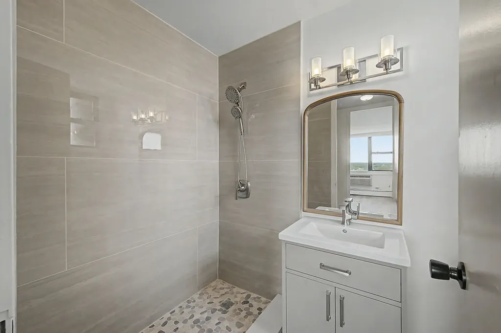 5740 North Sheridan Road Chicago IL 60660