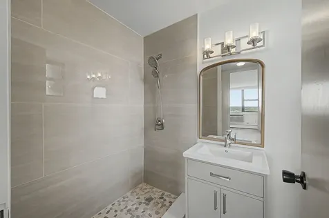 5740 North Sheridan Road Chicago IL 60660