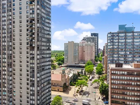 5740 North Sheridan Road Chicago IL 60660