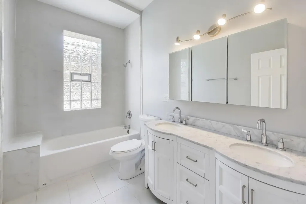 313 East 60th Street Chicago IL 60637