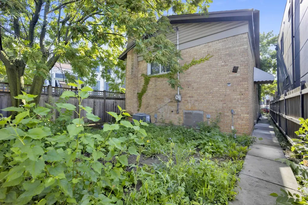 1746 North Albany Avenue Chicago IL 60647