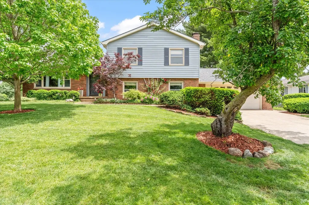 208 South Meadowhill Lane Mahomet IL 61853