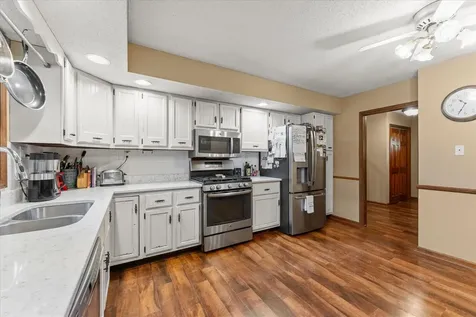 208 South Meadowhill Lane Mahomet IL 61853