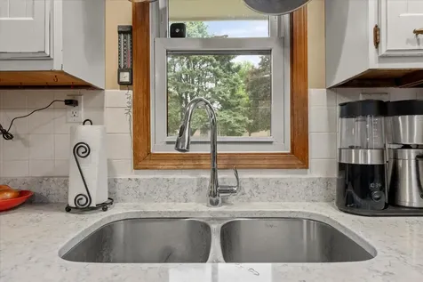 208 South Meadowhill Lane Mahomet IL 61853
