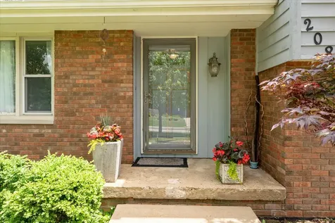 208 South Meadowhill Lane Mahomet IL 61853