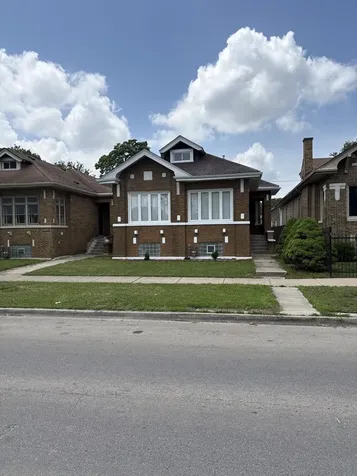 7606 South Paxton Avenue Chicago IL 60649