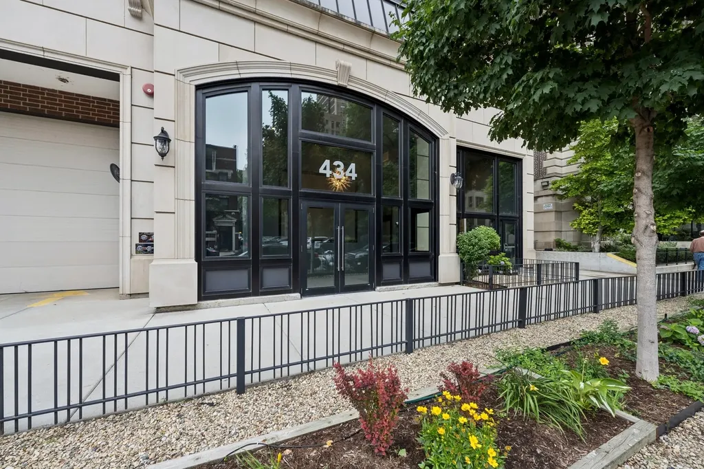 434 West Melrose Street Chicago IL 60657