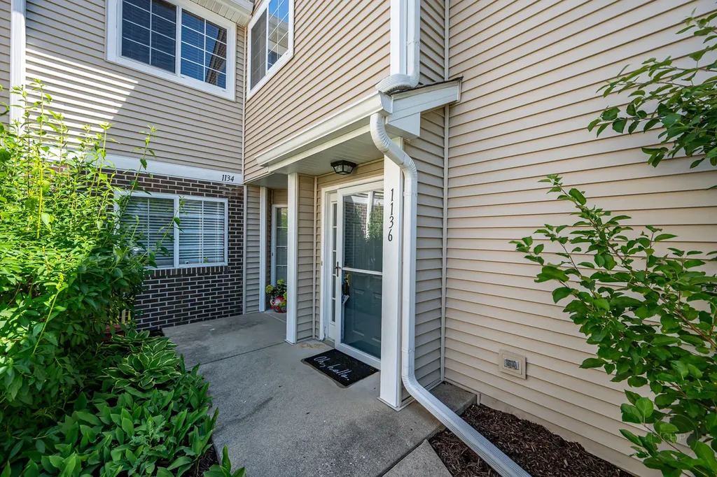 1136 East Cambria South Lane Lombard IL 60148