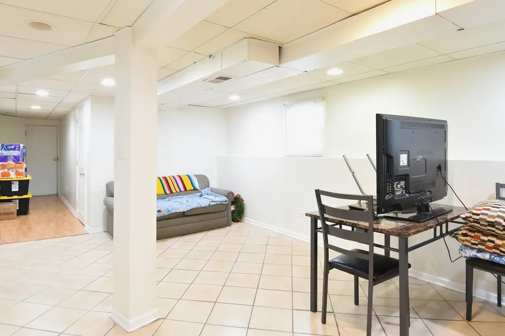 4945 West Waveland Avenue Chicago IL 60641