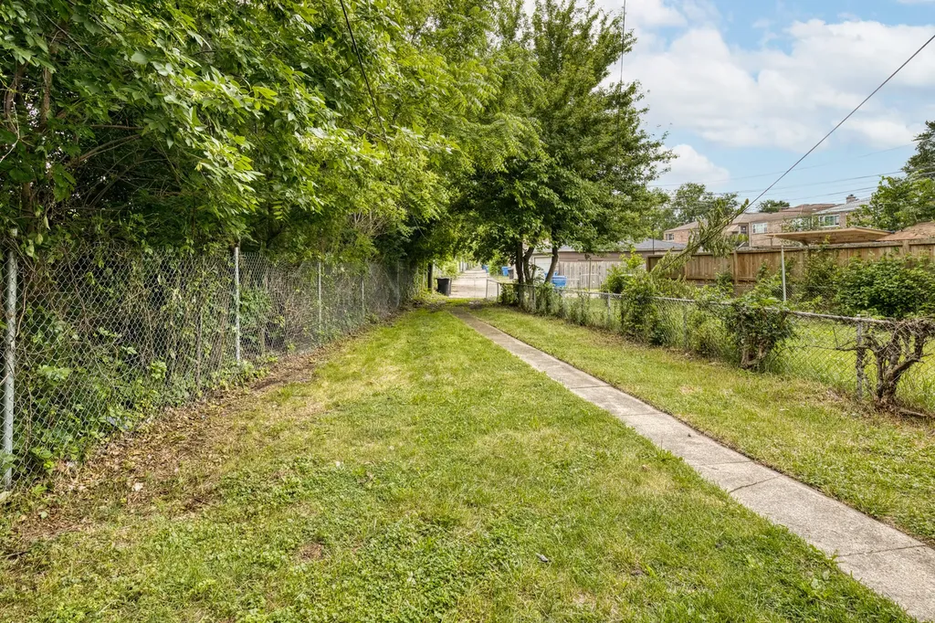 521 East 109th Street Chicago IL 60628