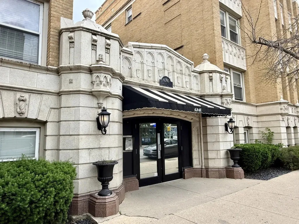 4240 North Clarendon Avenue Chicago IL 60613