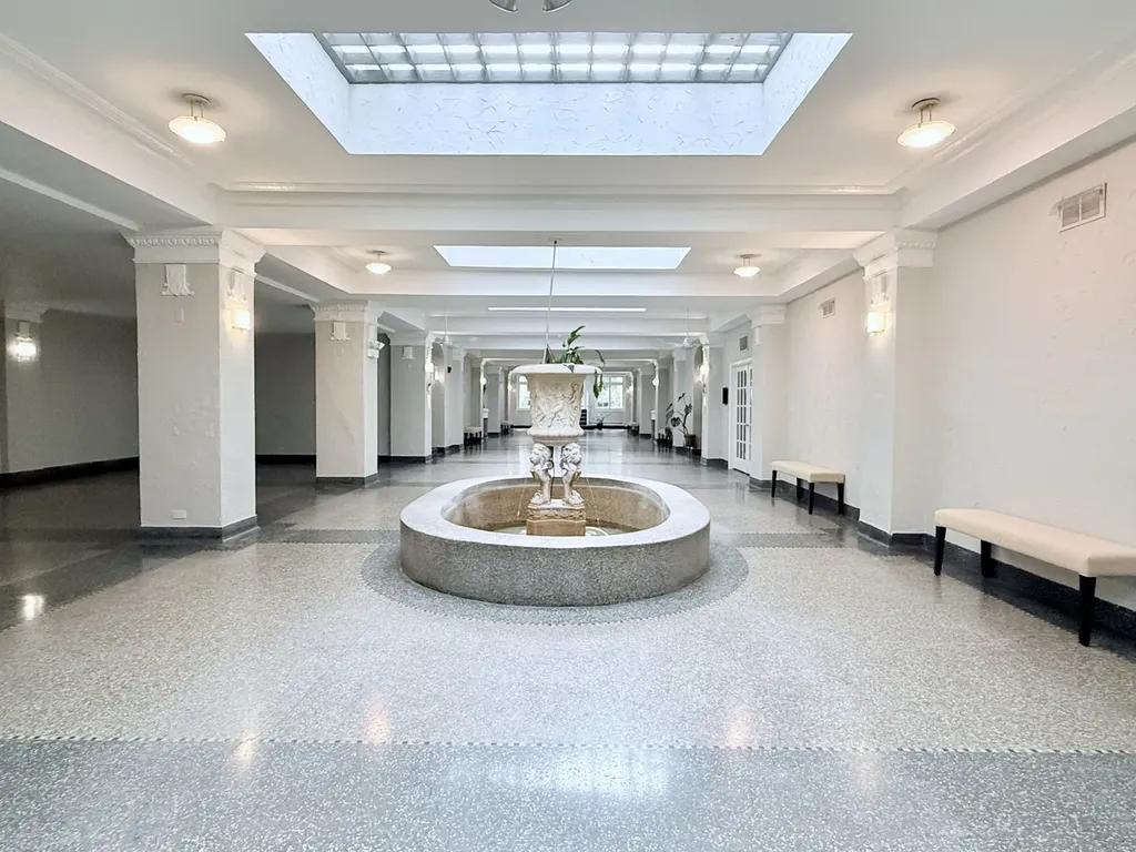 4240 North Clarendon Avenue Chicago IL 60613
