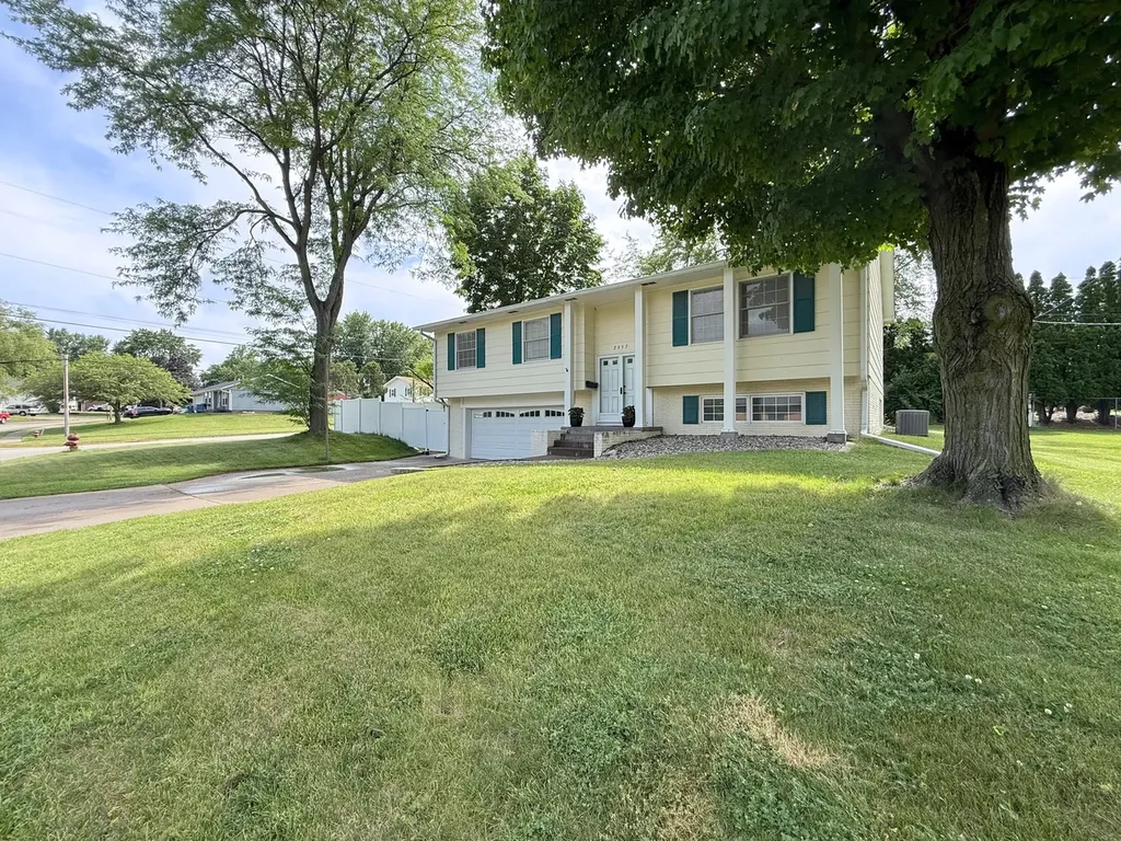 2957 10TH Street East Moline IL 61244