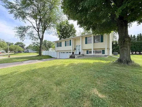 2957 10TH Street East Moline IL 61244
