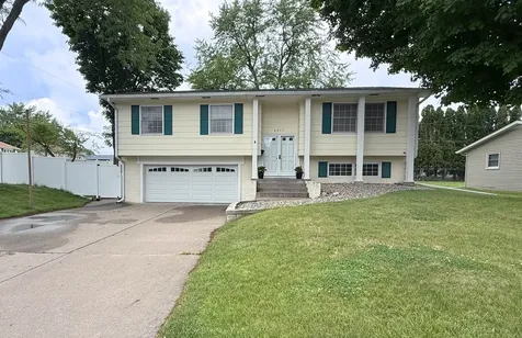 2957 10TH Street East Moline IL 61244