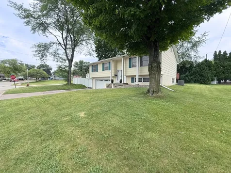 2957 10TH Street East Moline IL 61244
