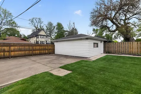 10551 South Bell Avenue Chicago IL 60643