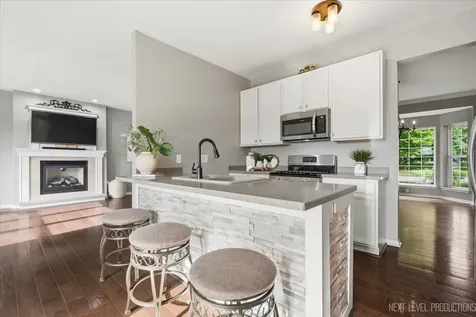 1S011 Shannon Square Geneva IL 60134