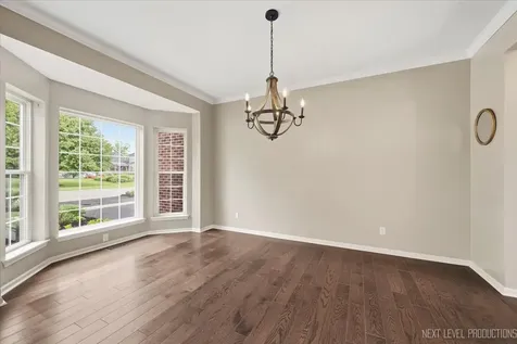 1S011 Shannon Square Geneva IL 60134
