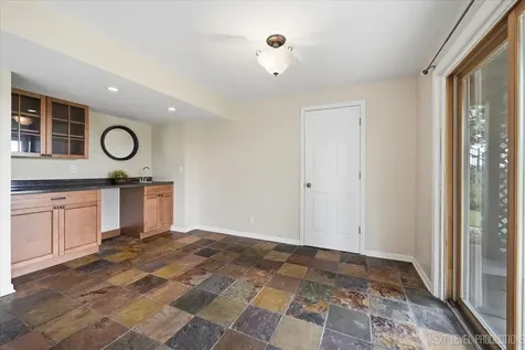 1S011 Shannon Square Geneva IL 60134