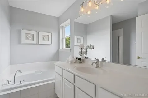 1S011 Shannon Square Geneva IL 60134