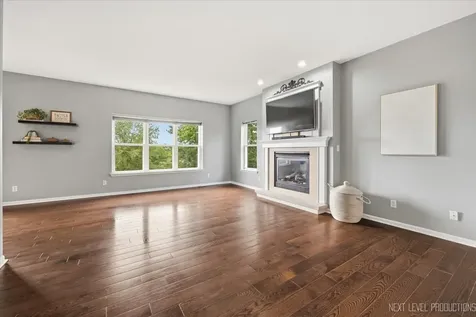 1S011 Shannon Square Geneva IL 60134