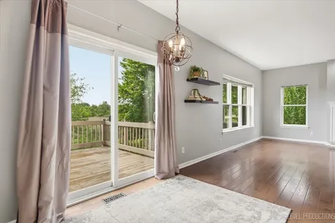 1S011 Shannon Square Geneva IL 60134