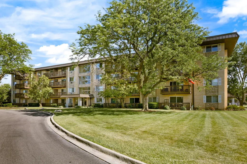 2214 South Goebbert Road Arlington Heights IL 60005
