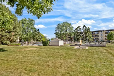 2214 South Goebbert Road Arlington Heights IL 60005