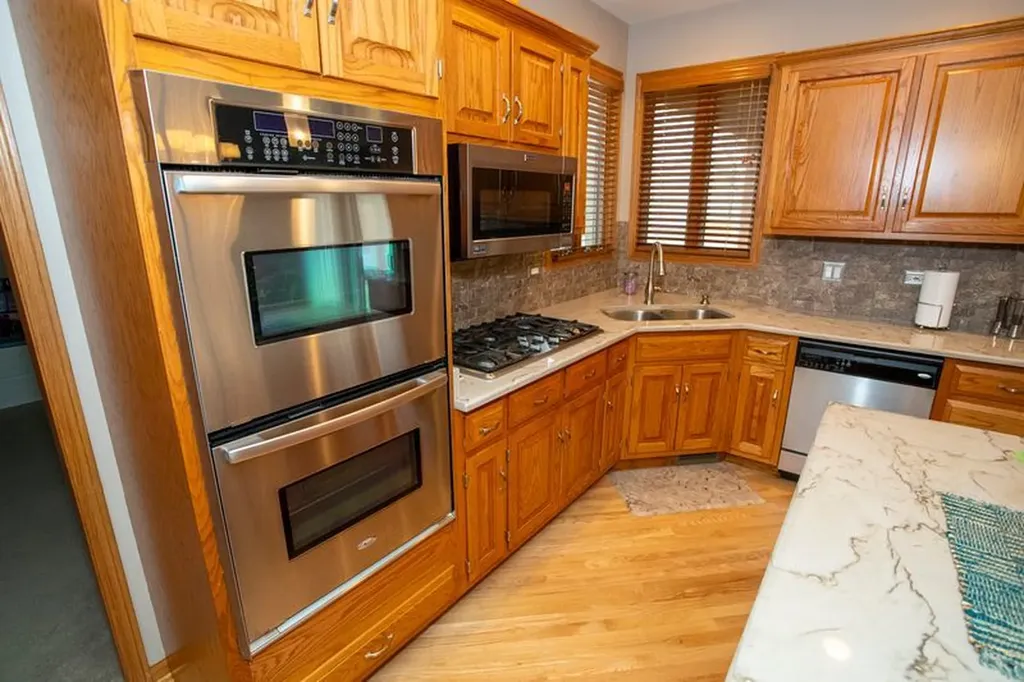902 Somerset Drive Carol Stream IL 60188