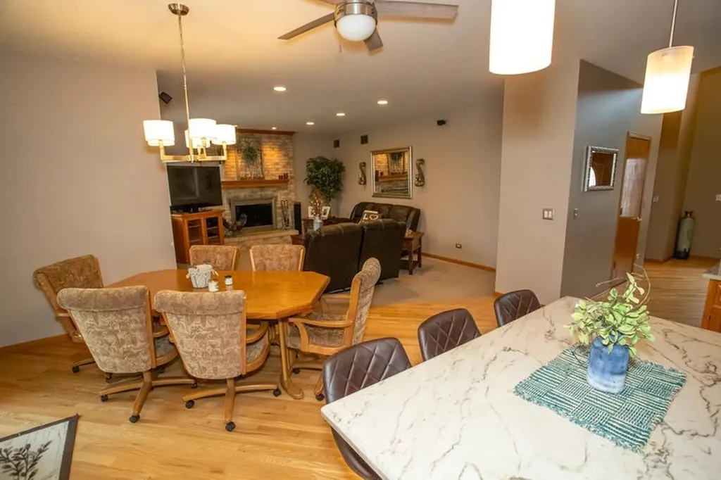 902 Somerset Drive Carol Stream IL 60188