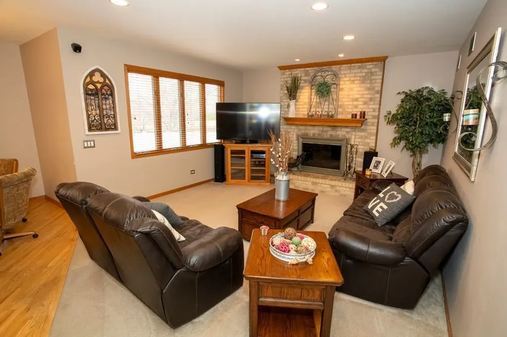 902 Somerset Drive Carol Stream IL 60188