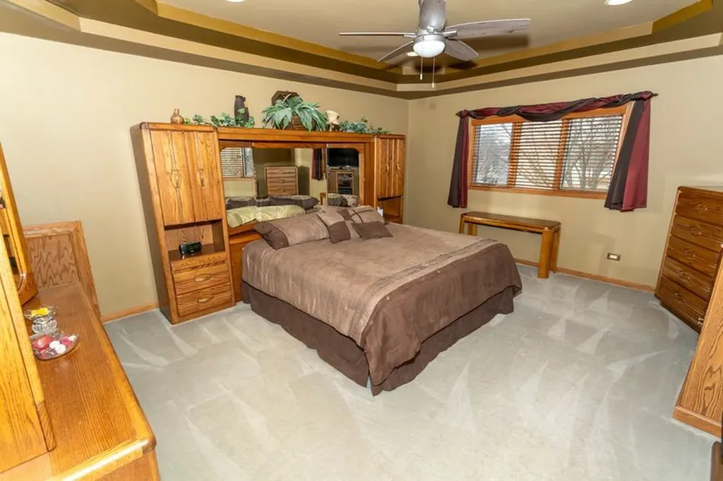 902 Somerset Drive Carol Stream IL 60188