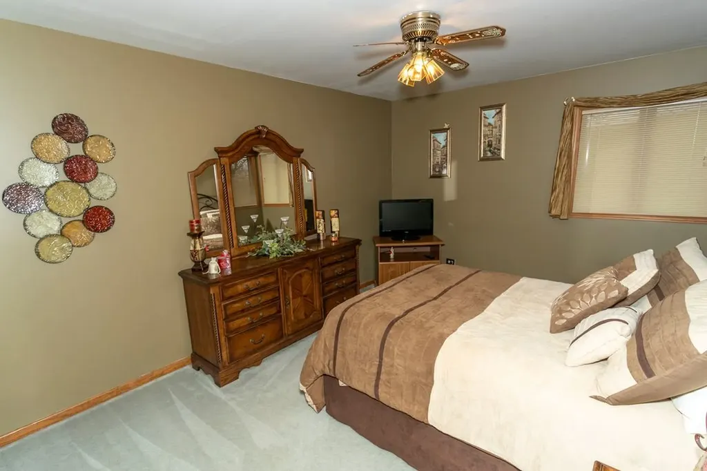 902 Somerset Drive Carol Stream IL 60188