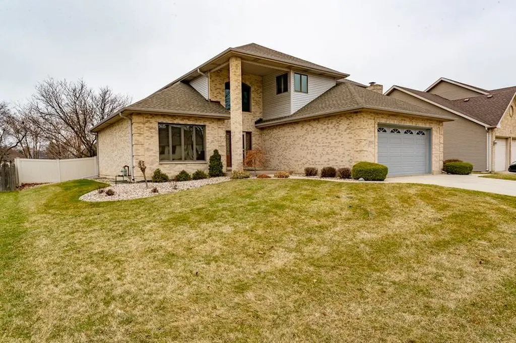 902 Somerset Drive Carol Stream IL 60188