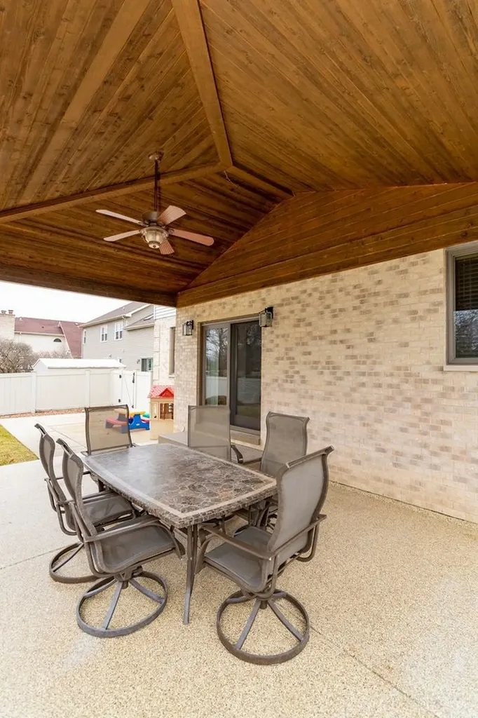 902 Somerset Drive Carol Stream IL 60188