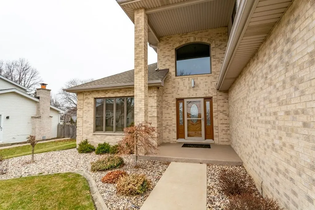 902 Somerset Drive Carol Stream IL 60188