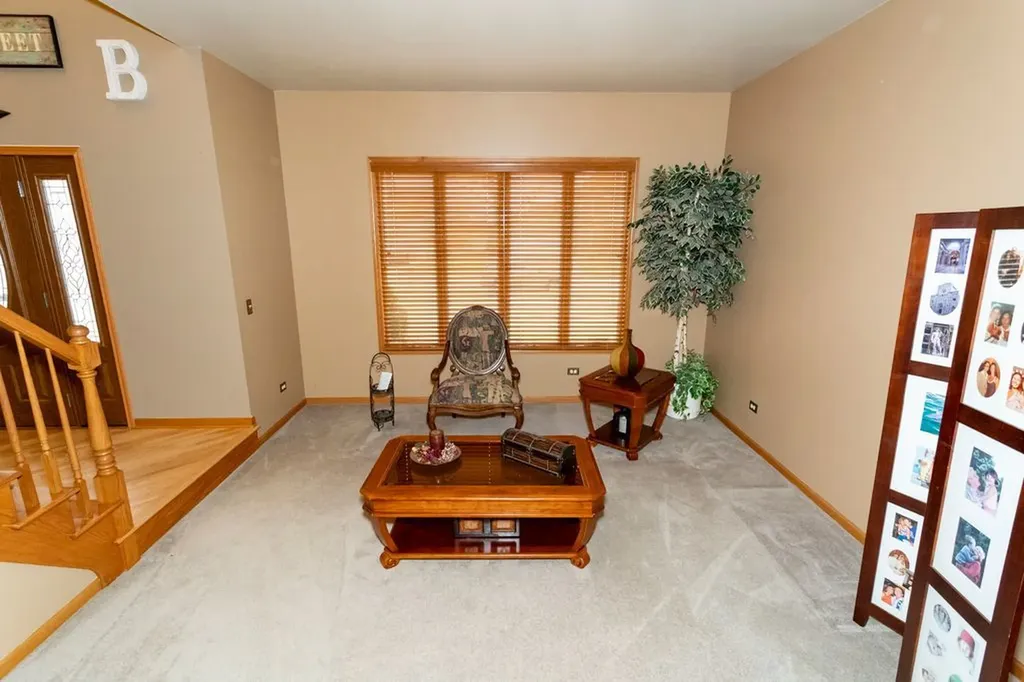 902 Somerset Drive Carol Stream IL 60188