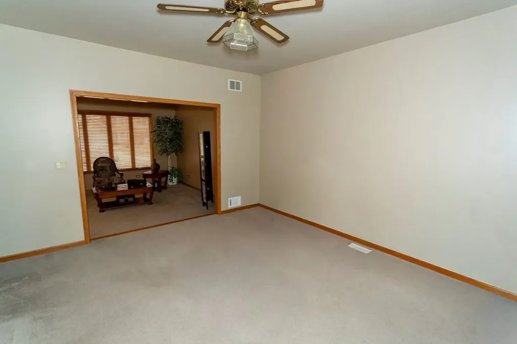 902 Somerset Drive Carol Stream IL 60188