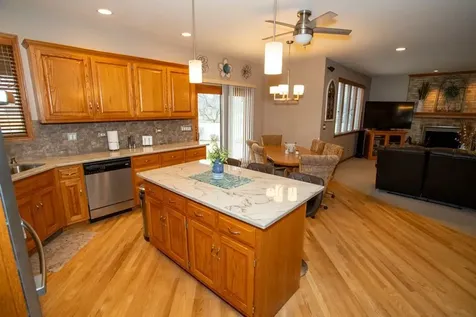 902 Somerset Drive Carol Stream IL 60188
