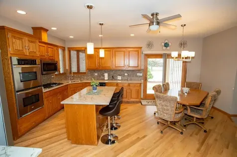 902 Somerset Drive Carol Stream IL 60188