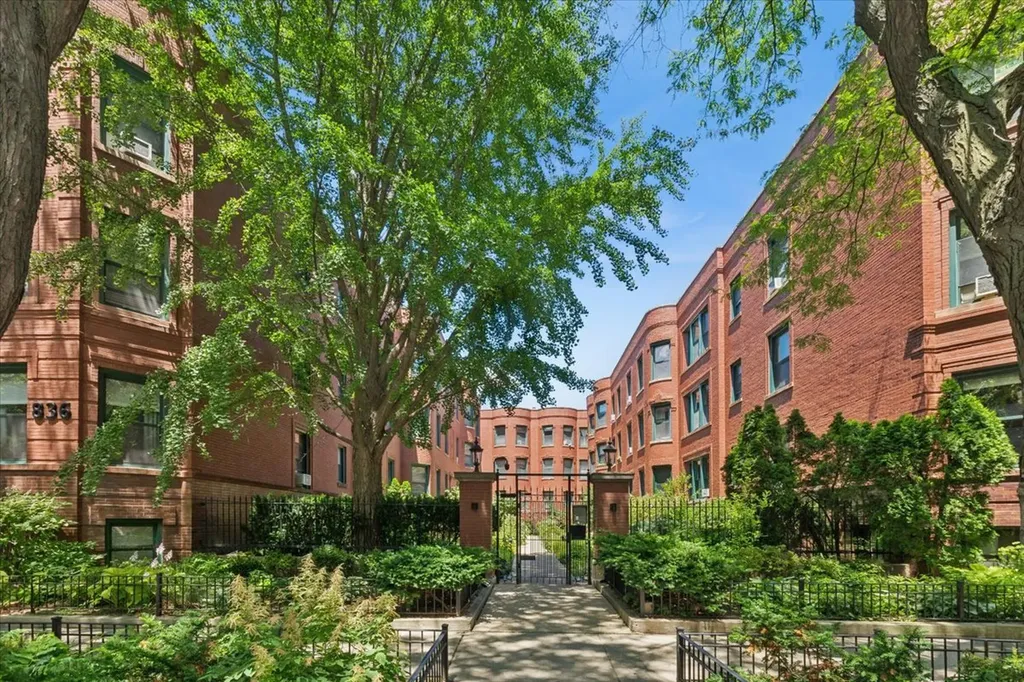 832 West Lakeside Place Chicago IL 60640