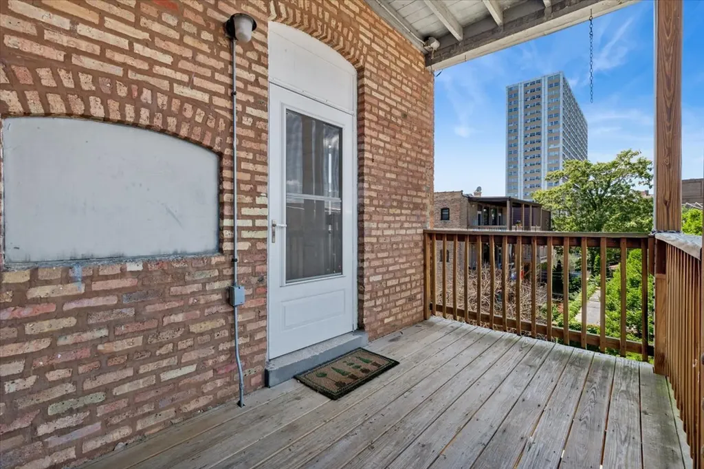 832 West Lakeside Place Chicago IL 60640