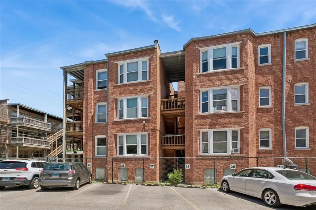 832 West Lakeside Place Chicago IL 60640